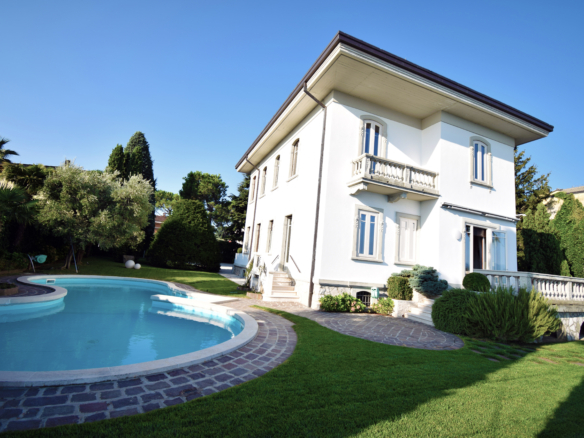 VENDITA |Prestigiosa Villa con Vista Lago Desenzano Del GardaIN VENDITA | Prestigiosa Villa Storica Fronte Lago con Darsena Privata sul Lago di Garda – Rara Opportunità ImmobiliareVENDITA |Prestigiosa Villa con Vista Lago Desenzano Del Garda