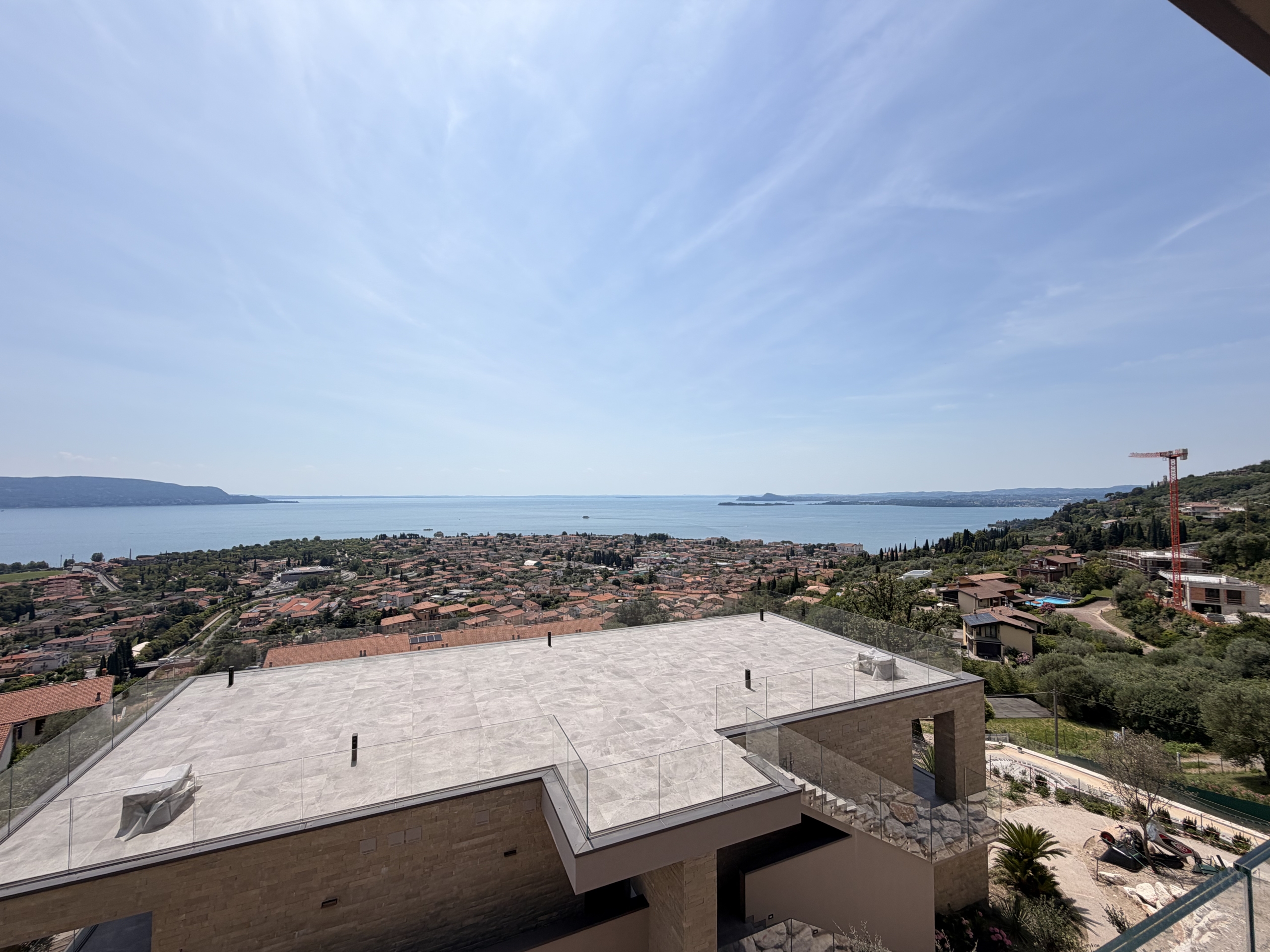 [18:41, 08/06/2026] Mami Italia: ZU VERKAUFEN | Luxus-Loft mit Seeblick, Panoramaterrasse und Pool