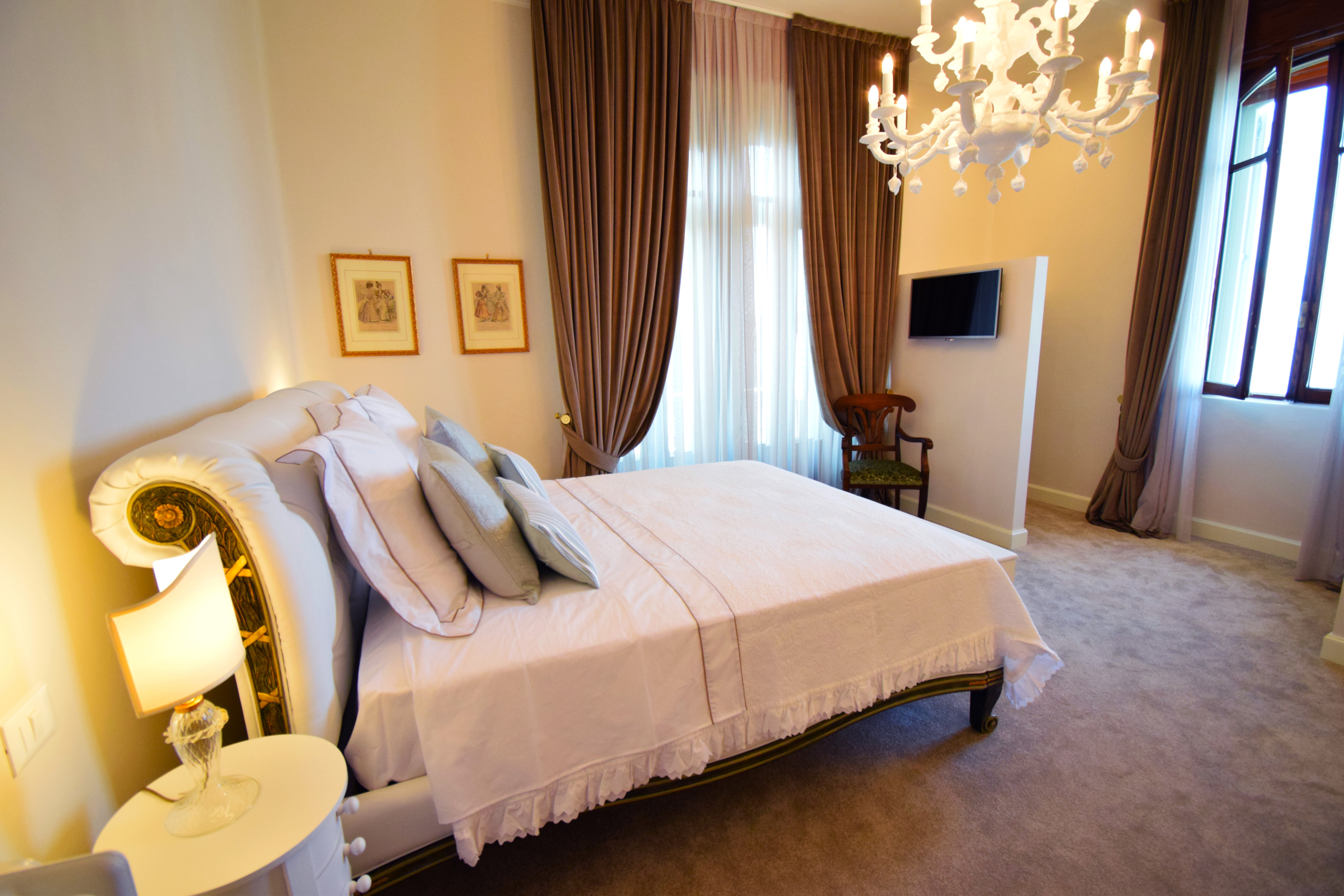 giardino-privato-fronte-lago.jpg VENDITA |Prestigiosa Villa con Vista Lago Desenzano Del GardaIN VENDITA | Prestigiosa Villa Storica Fronte Lago con Darsena Privata sul Lago di Garda – Rara Opportunità ImmobiliareVENDITA |Prestigiosa Villa con Vista Lago Desenzano Del Garda