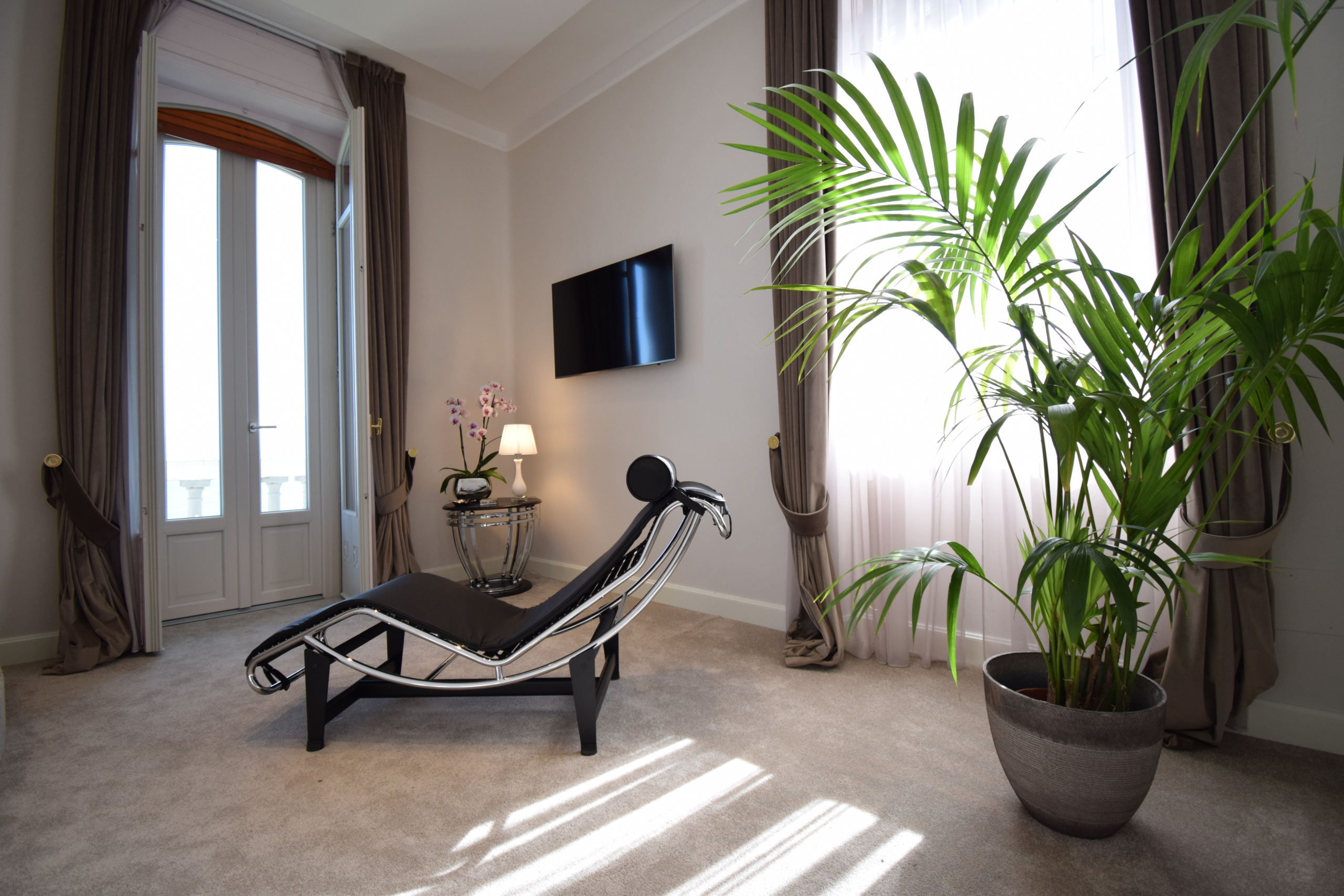 luxury-estate-italy.jpg VENDITA |Prestigiosa Villa con Vista Lago Desenzano Del GardaIN VENDITA | Prestigiosa Villa Storica Fronte Lago con Darsena Privata sul Lago di Garda – Rara Opportunità ImmobiliareVENDITA |Prestigiosa Villa con Vista Lago Desenzano Del Garda