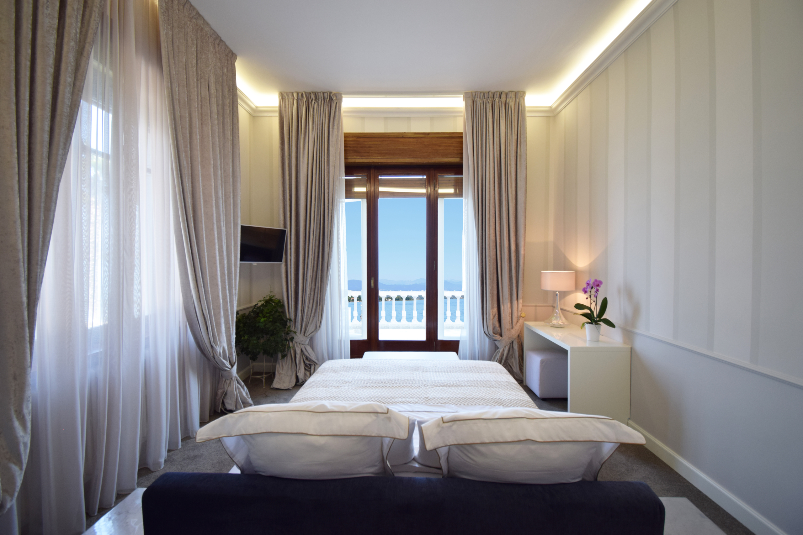luxury-villa-living-room.jpg VENDITA |Prestigiosa Villa con Vista Lago Desenzano Del GardaIN VENDITA | Prestigiosa Villa Storica Fronte Lago con Darsena Privata sul Lago di Garda – Rara Opportunità ImmobiliareVENDITA |Prestigiosa Villa con Vista Lago Desenzano Del Garda