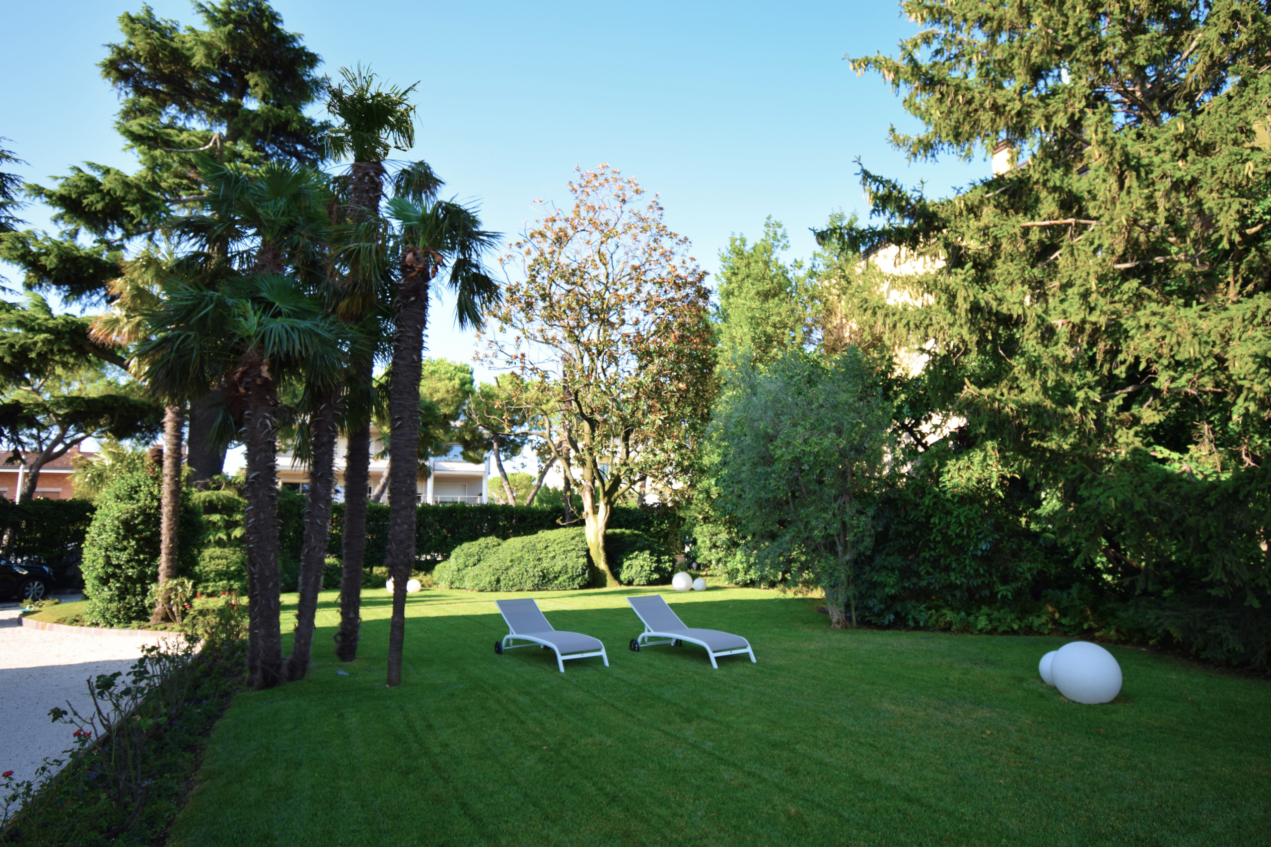 luxusvilla-gardasee.jpg VENDITA |Prestigiosa Villa con Vista Lago Desenzano Del GardaIN VENDITA | Prestigiosa Villa Storica Fronte Lago con Darsena Privata sul Lago di Garda – Rara Opportunità ImmobiliareVENDITA |Prestigiosa Villa con Vista Lago Desenzano Del Garda