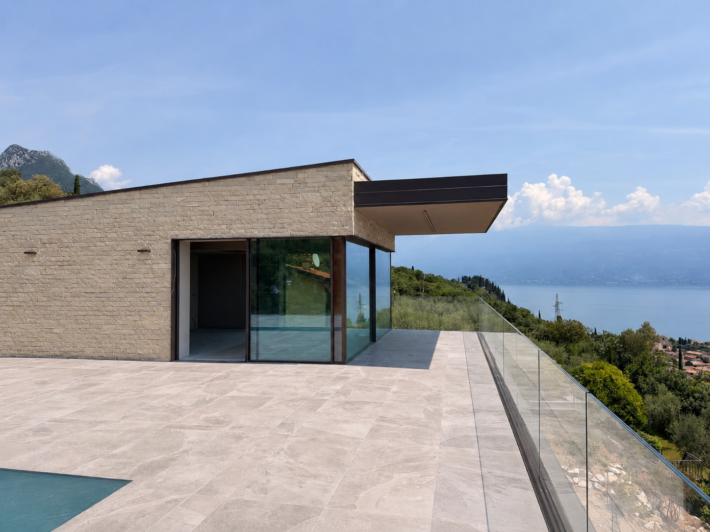 moderne-wohnung-zum-verkauf-gardasee-pool-seeblick.jpg Private Garden and Pool Residence