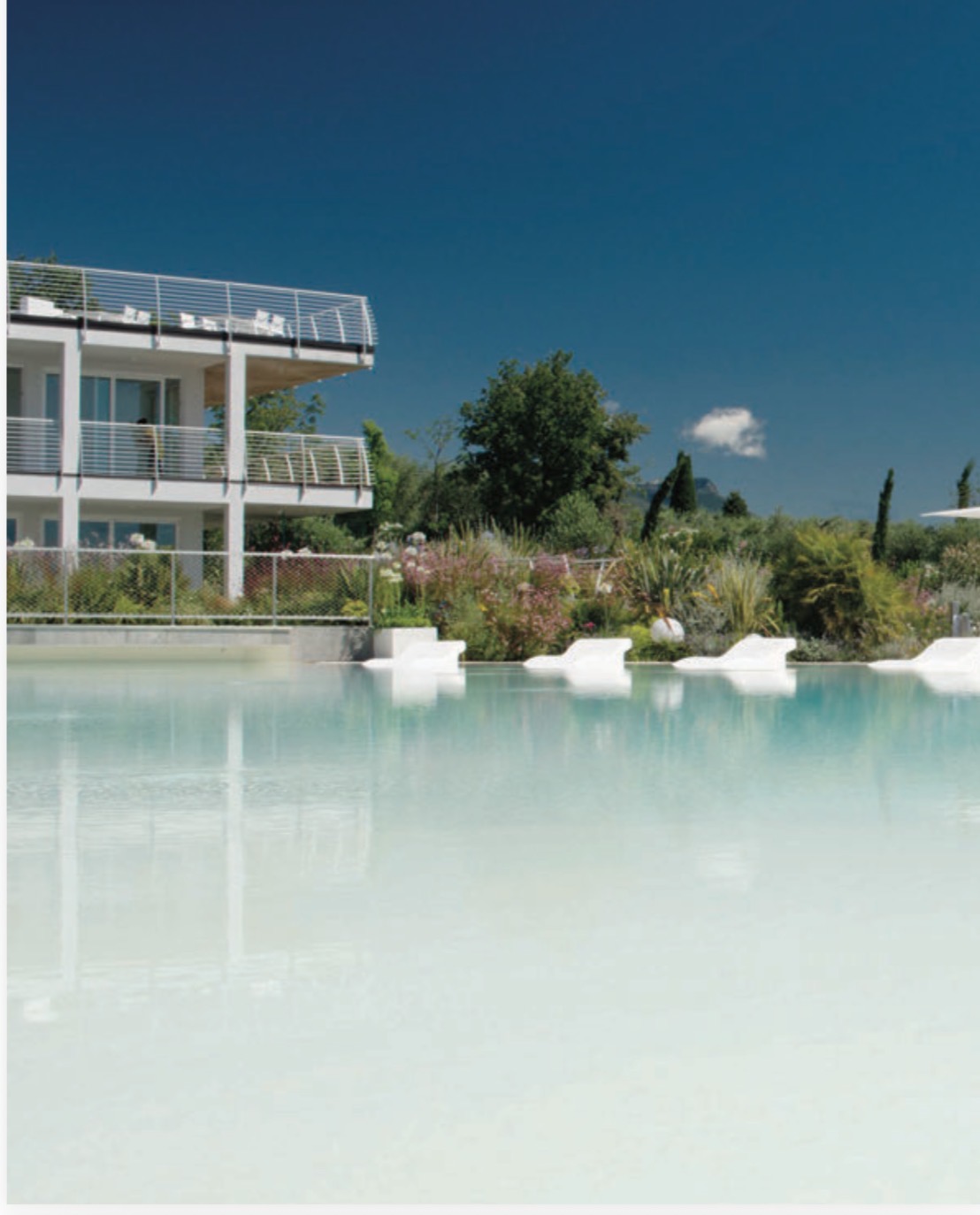 Exklusive Wohnanlage mit Pool am Gardasee – Padenghe sul Garda Luxusresidenz zum Verkauf in Padenghe sul Garda mit Infinity-Pool, Seeblick und exklusiven Dienstleistungen – MiruVision Garda Immobilien