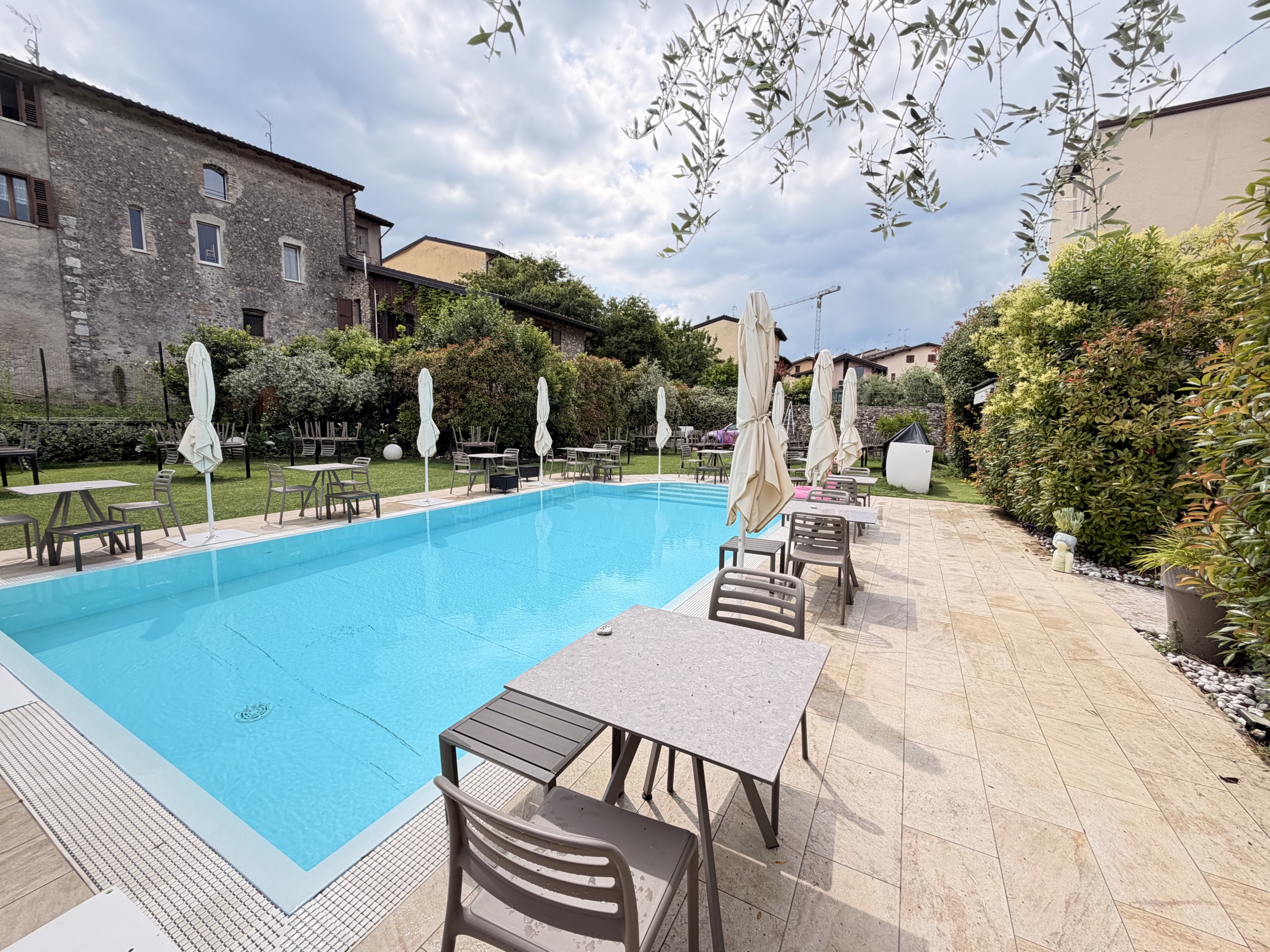 restaurant-innenbereich-gardasee-verkauf-miruvision-01.jpg Prestigious hospitality investment with swimming pool on Lake Garda