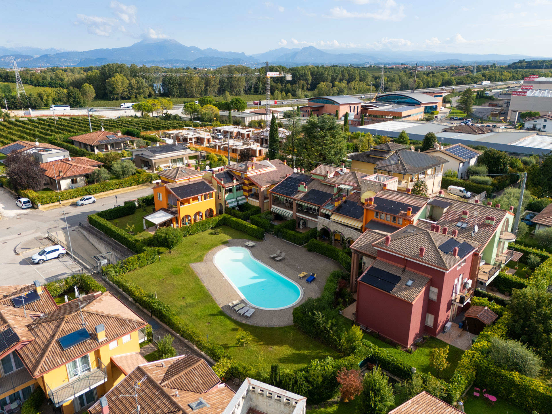 default In Vendita – Villa con Giardino Privato, Sauna e Jacuzzi a Peschiera del Garda – Lago di Garda