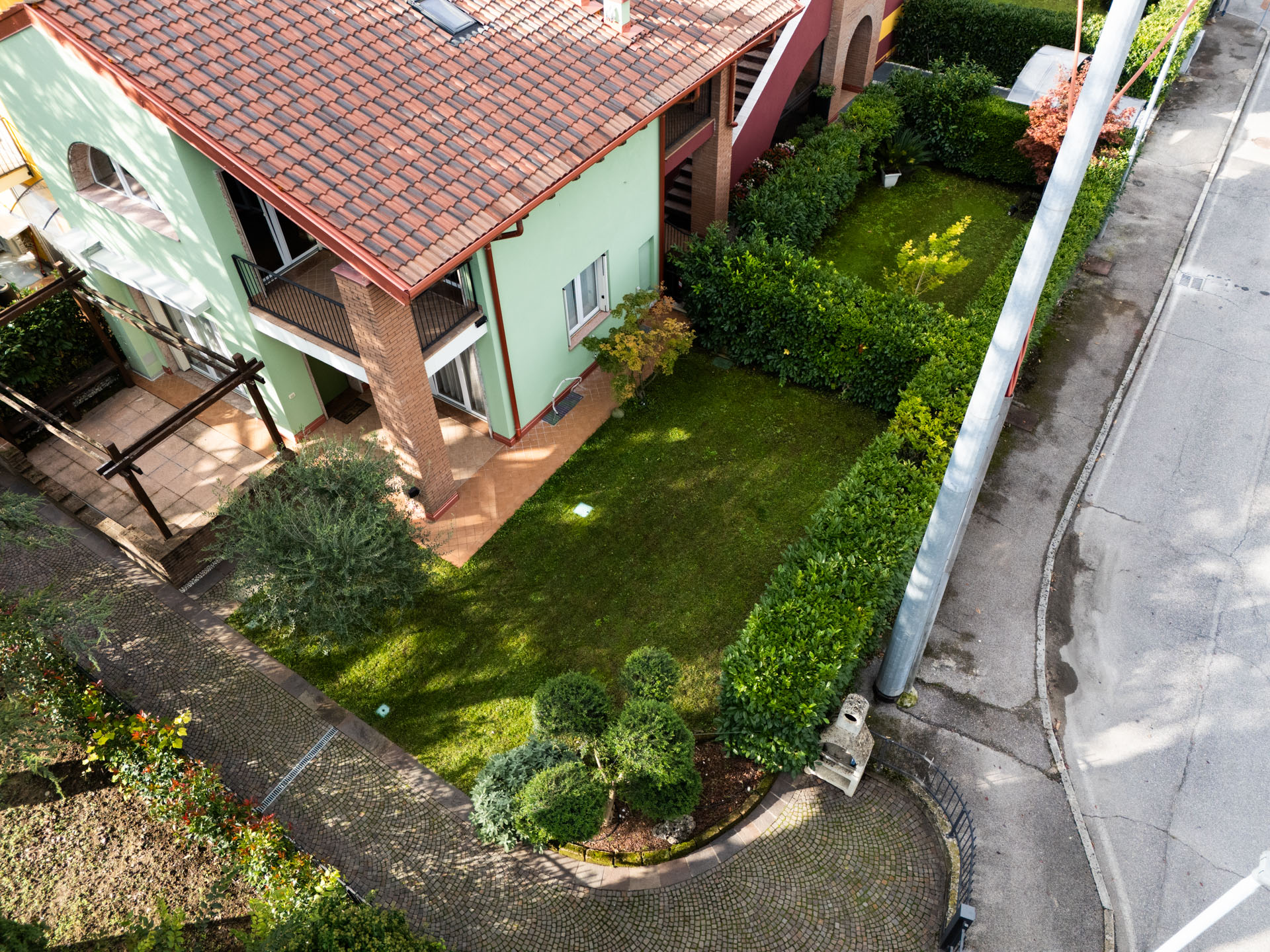 default In Vendita – Villa con Giardino Privato, Sauna e Jacuzzi a Peschiera del Garda – Lago di Garda