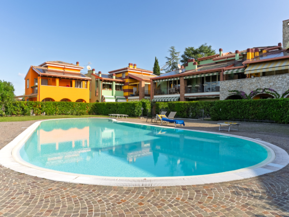 In Vendita – Villa con Giardino Privato, Sauna e Jacuzzi a Peschiera del Garda – Lago di Garda