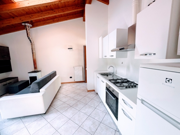 Bilocale in vendita vicino a Salò sul Lago di Garda con garage privato, due terrazze panoramiche e vista sulle montagne.