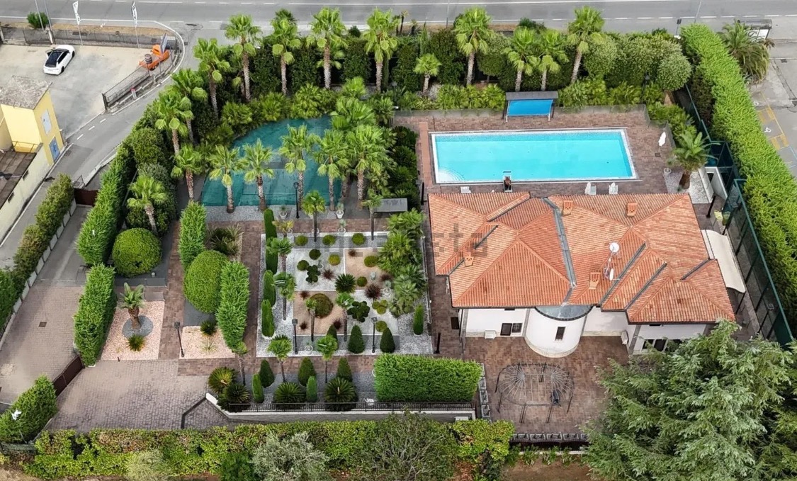 Piscina privata Villa Padenghe Piscina semiolimpionica privata con vista sul Lago di Garda