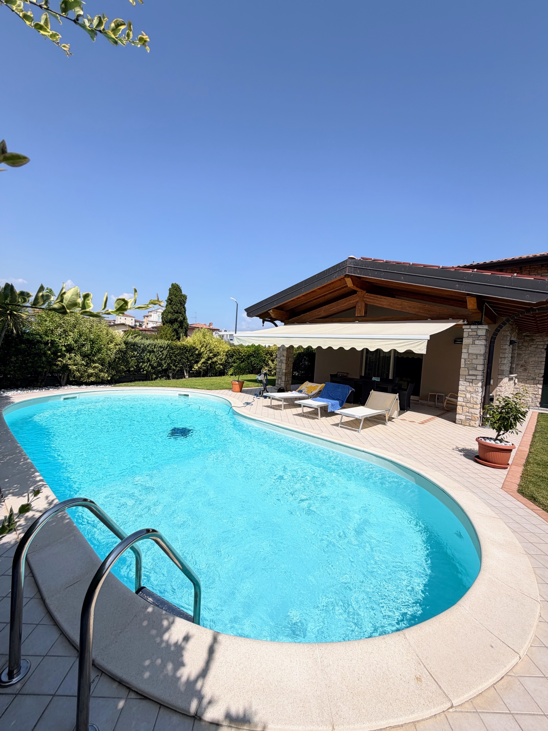 Villa con piscina privata a Manerba del Garda Villa indipendente a Manerba del Garda con piscina privata