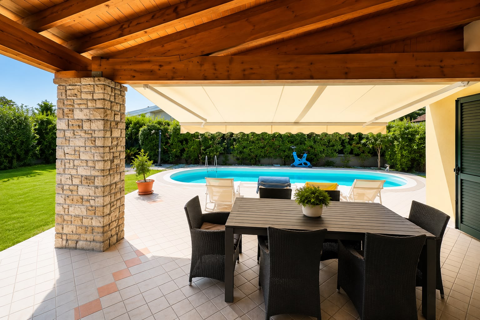 haus-am-gardasee-kaufen.jpg Piscina privata di villa in vendita a Manerba del Garda