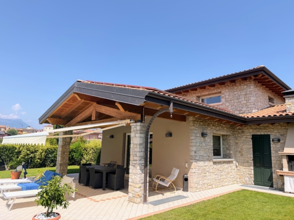 Villa in vendita a Manerba del Garda con piscina privata
