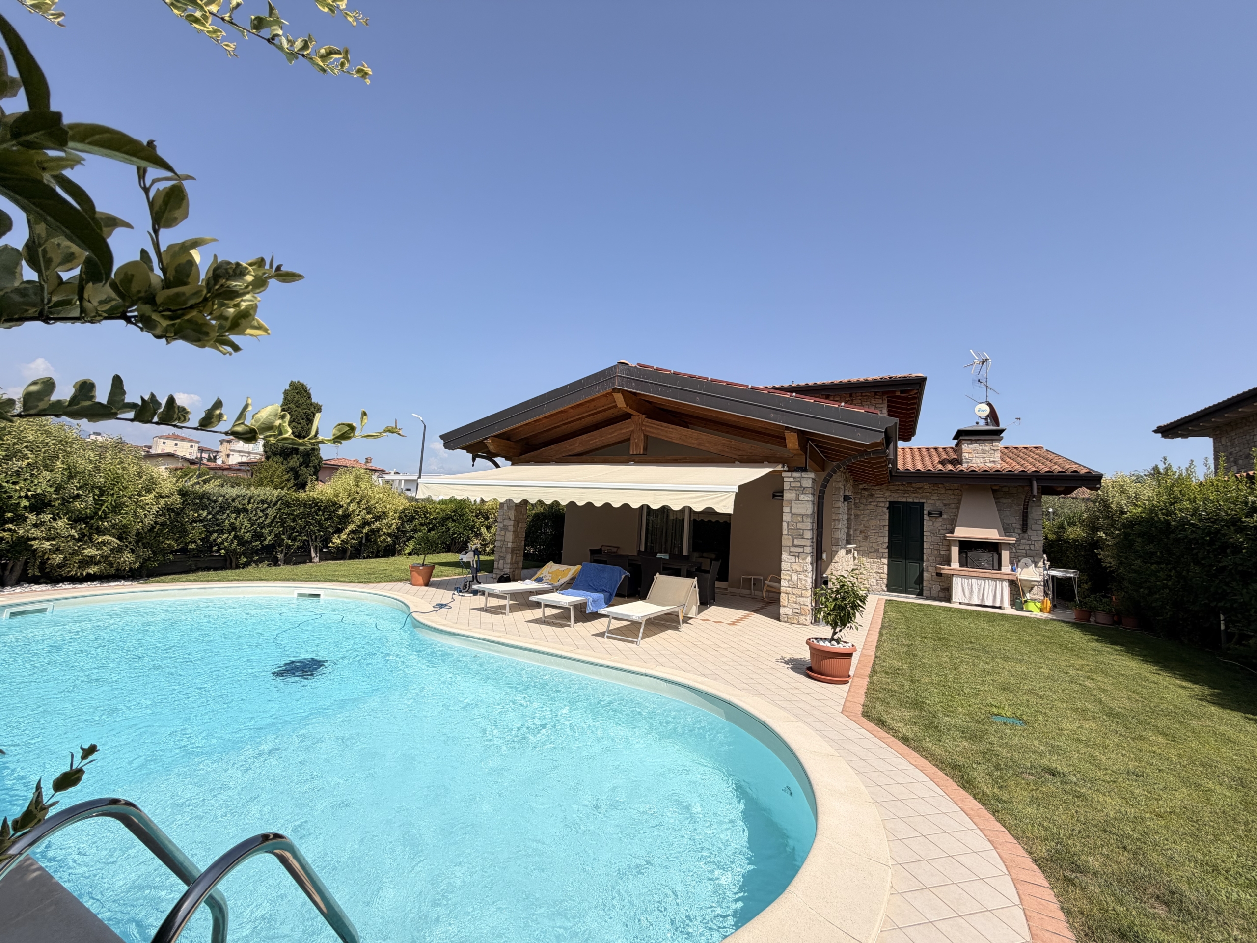 villa-for-sale-lake-garda-italy.jpg Villa in vendita a Manerba del Garda con piscina privata