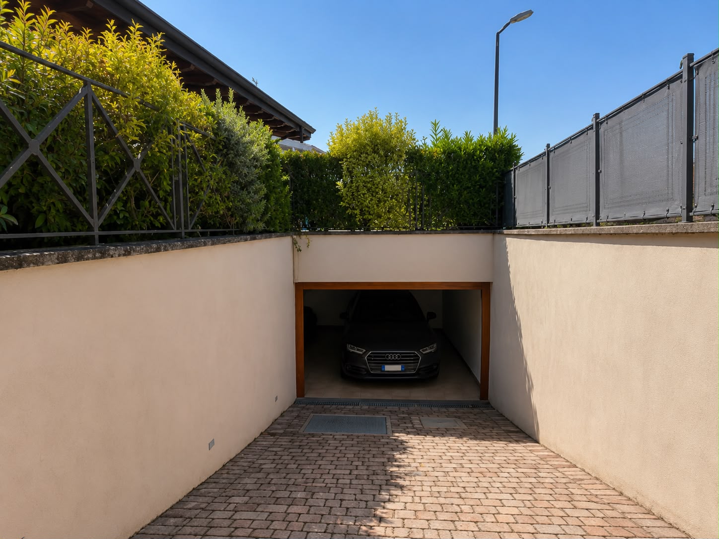 villa-mit-garage-gardasee-manerba-del-garda.jpg Villa in vendita a Manerba del Garda con piscina privata