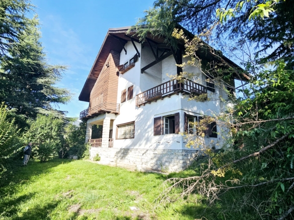 OPPORTUNITÀ D’INVESTIMENTO A SALÒ – VILLA DA RISTRUTTURARE CON VISTA LAGO E 5.000 M² DI TERRENOVendita a Salò, sul Lago di Garda, una proprietà di particolare interesse per investitori, sviluppatori immobiliari e privati alla ricerca di un immobile con importanti possibilità di trasformazione e valorizzazione.