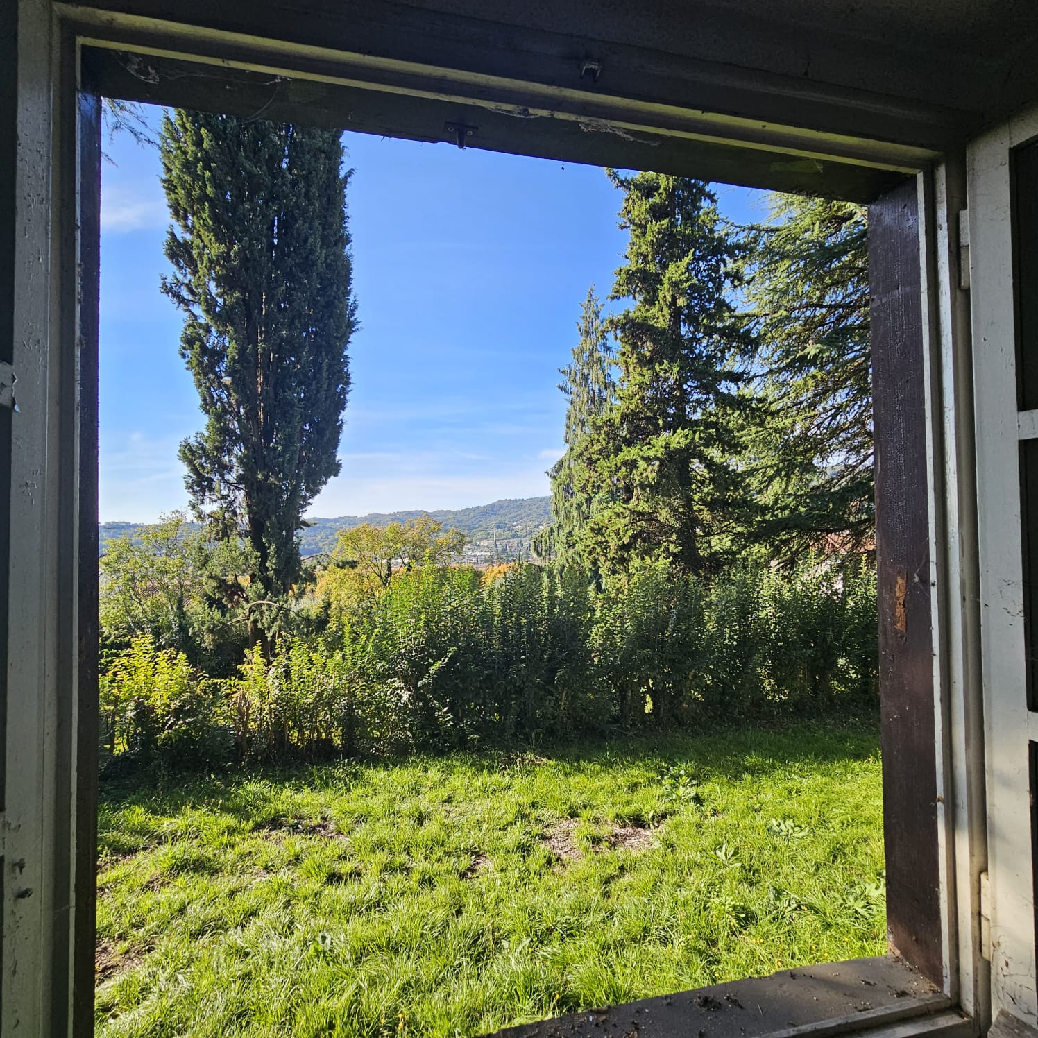 OPPORTUNITÀ D’INVESTIMENTO A SALÒ – VILLA DA RISTRUTTURARE CON VISTA LAGO E 5.000 M² DI TERRENOVendita a Salò, sul Lago di Garda, una proprietà di particolare interesse per investitori, sviluppatori immobiliari e privati alla ricerca di un immobile con importanti possibilità di trasformazione e valorizzazione.