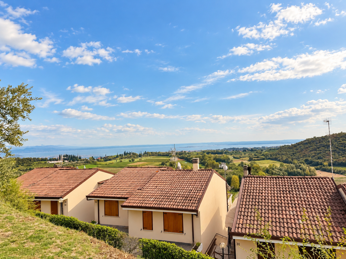 wohnung-kaufen-padenghe-moniga-manerba-gardasee.jpg Appartamento con piscina e giardino privata a pochi minuti da Manerba del Garda – ideale come casa vacanza o investimento