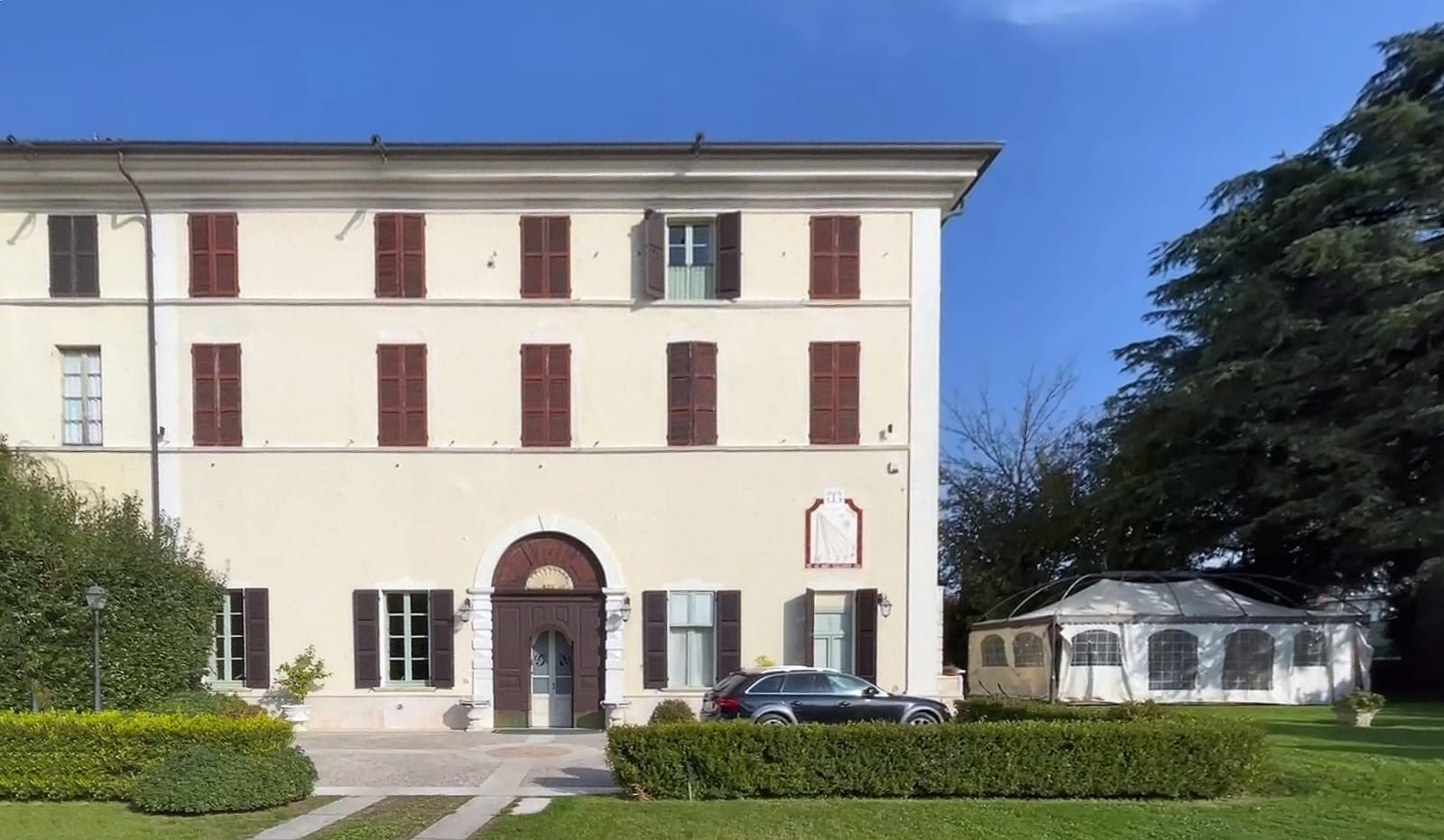 Ingresso della villa storica in vendita vicino al Lago di Garda Viale di accesso nel giardino della villa storica a Gavardo.