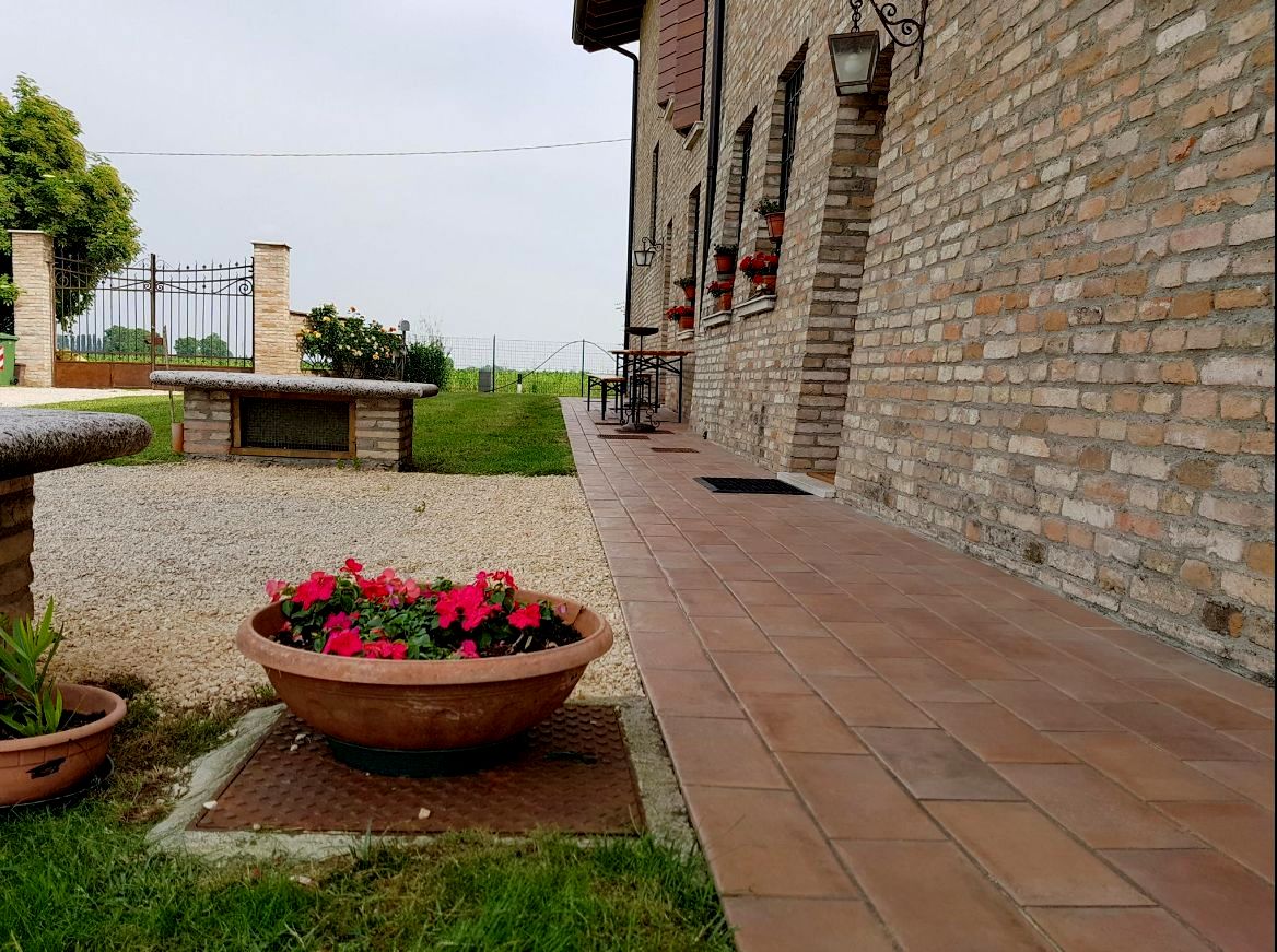 B&B con piscina in vendita vicino al Lago di Garda – Tenuta in provincia di Mantova