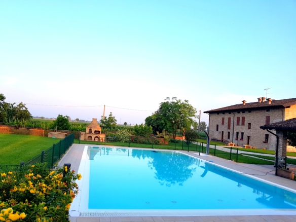 Piscina e giardino del B&B in vendita in provincia di Mantova, vicino al Lago di Garda