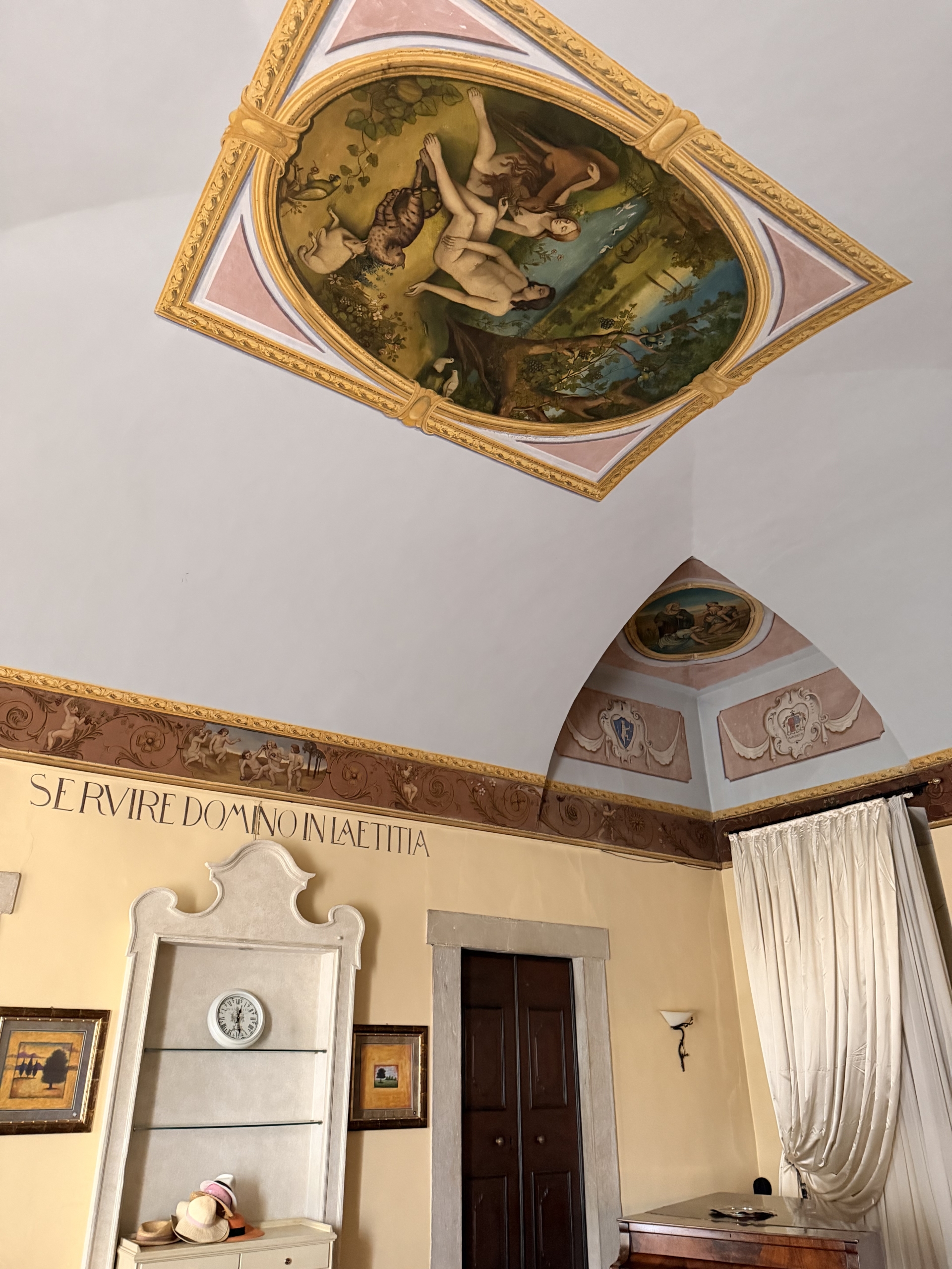 historic-villa-for-sale-entrance.jpg Salone della villa con soffitto dipinto, stucchi decorativi e camino storico.