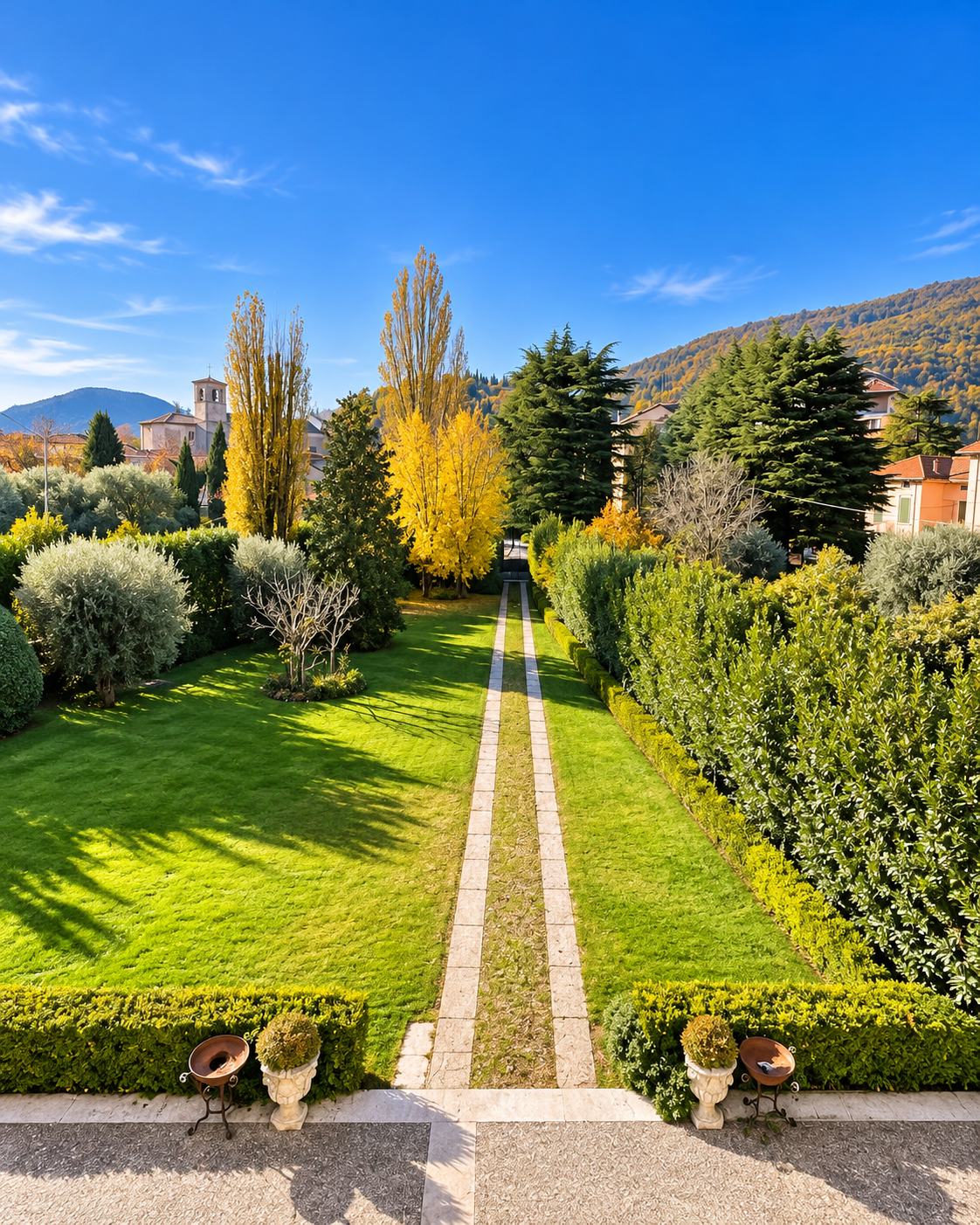 historic-villa-for-sale-gavardo.jpg Giardino privato con prato, alberi e vista sulla facciata della villa storica