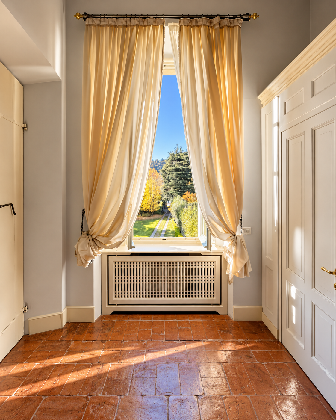 historische-villa-kaufen-gavardo.jpg Historischer Salon mit bemalter Decke, dekorativem Stuck und kunstvoll gestaltetem Kamin.