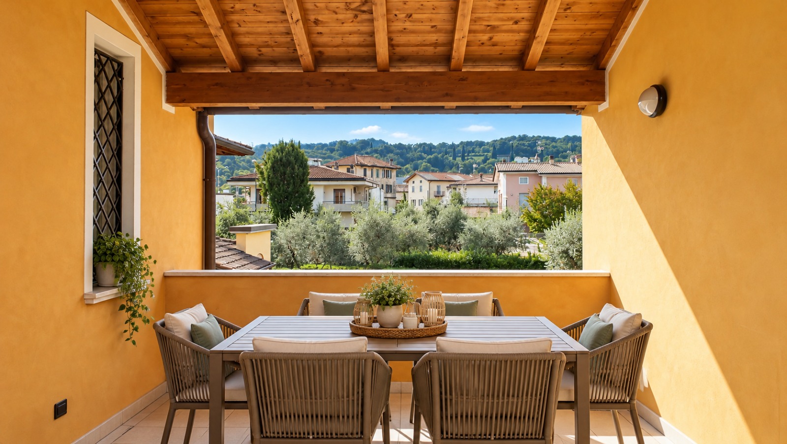 investimento-lago-garda.jpg Trilocale arredato con soggiorno e cucina, due camere, bagno, loggia, terrazza e scala di accesso.
