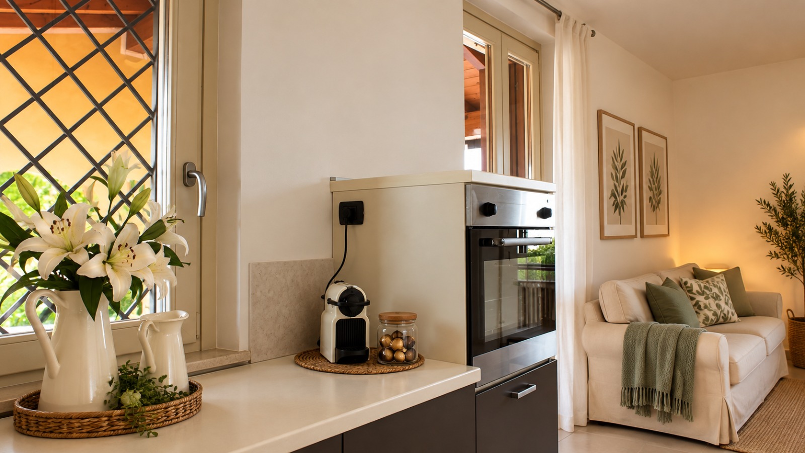 occasione-casa-salo.jpg Zona pranzo con tavolo, sedie in vimini, lampada a sospensione e mobili della cucina scuri