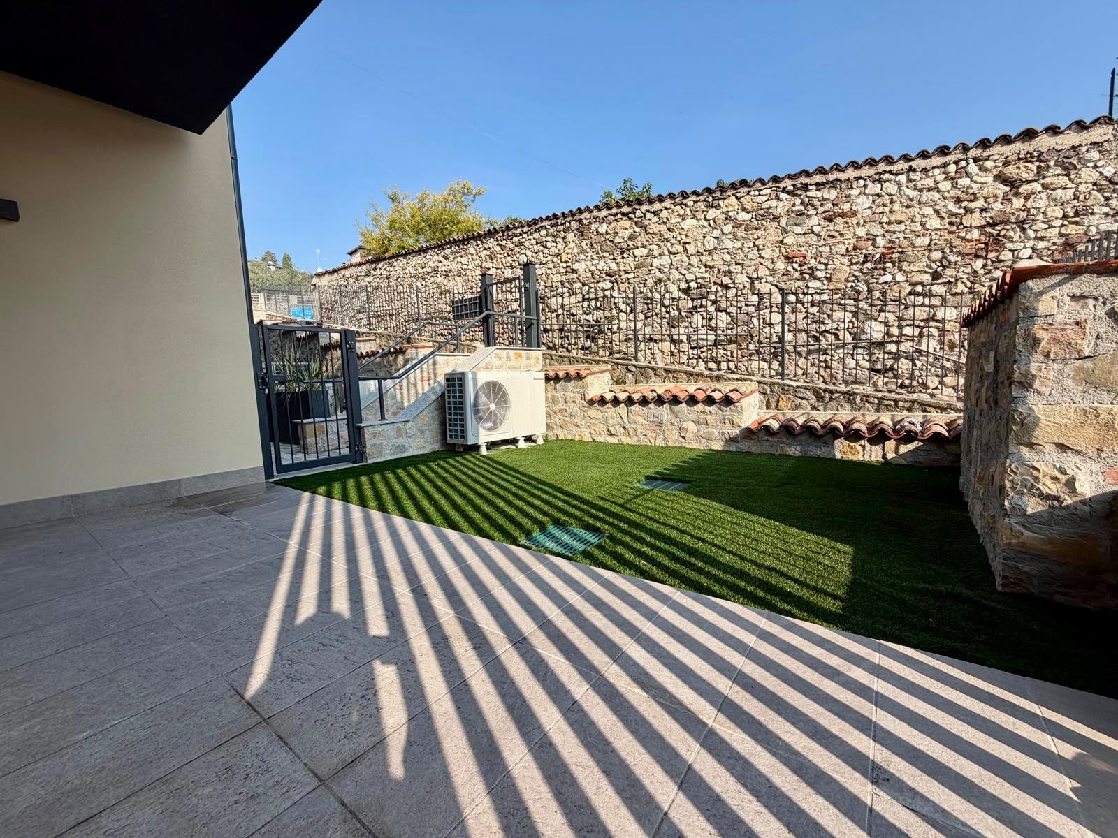 trilocale-vendita-polpenazze-garda.jpg Trilocale in vendita a Polpenazze del Garda con giardino e piscina