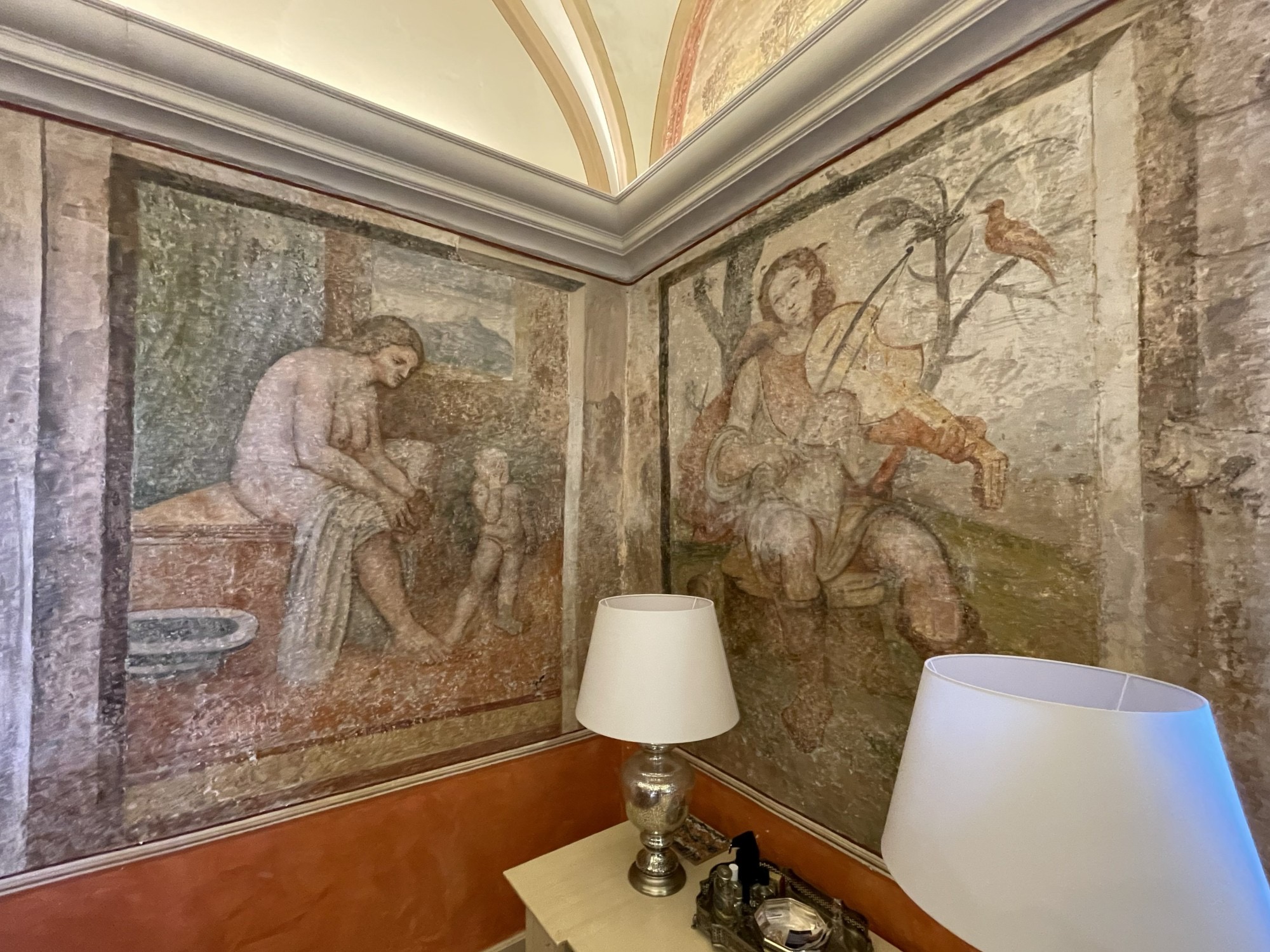villa-event-venue-potential.jpg Historischer Salon mit bemalter Decke, dekorativem Stuck und kunstvoll gestaltetem Kamin.