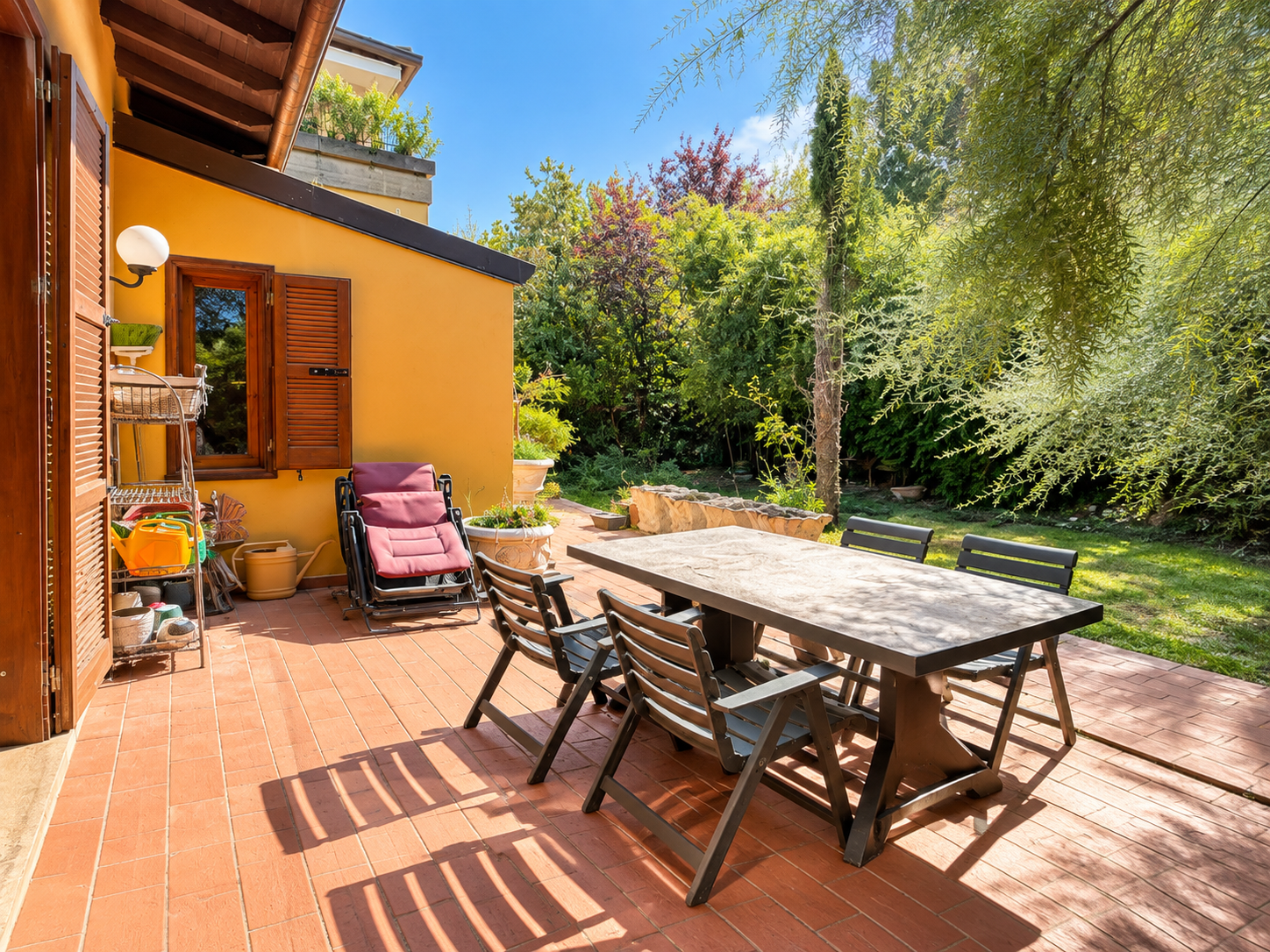 villa-salo-gardone-riviera-terrazza-giardino.jpg Terrasse mit Garten der Villa zwischen Salò und Gardone Riviera
