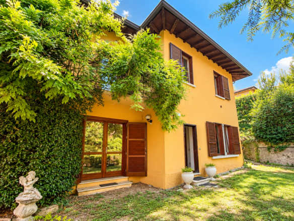 Villa in vendita a Gardone Riviera vicino al lago con giardino e appartamento indipendente